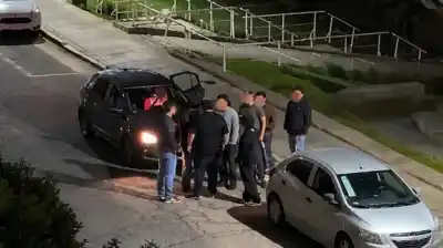 La preocupante reacción del acusado tras empujar al joven que terminó atropellado: los chats que lo complican