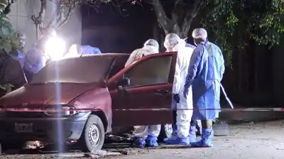 Encontraron el cuerpo de una mujer adentro de un auto incendiado en Tucumán y buscan al asesino