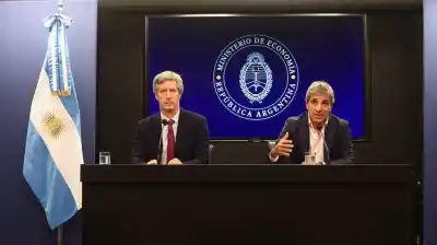 ¿Cómo hará Caputo para juntar los dólares de la deuda? Las cuatro estrategias que ya están en marcha