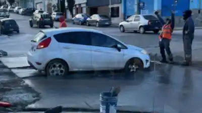 Un auto quedó atrapado en el asfalto recién colocado en Comodoro Rivadavia y la escena se volvió viral