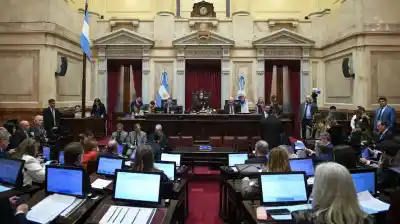 Adorni bajo fuego cruzado: la oposición junta firmas para echarlo y el oficialismo corre contra el reloj