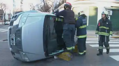 Cruzó en rojo, chocó a una camioneta y la hizo volcar: “Cometí un error”