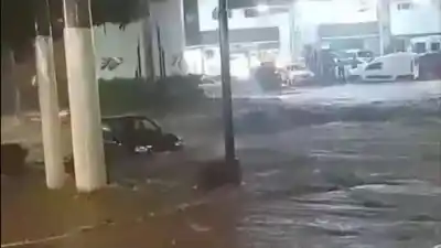 Tormenta arrasa Tafí Viejo: calles convertidas en ríos y autos a la deriva