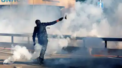 Gases lacrimógenos y piedras: la violenta antesala del G7 en Ginebra