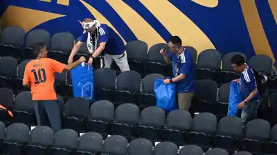 El gesto que dejó helado al estadio mientras todos se iban: los hinchas japoneses lo volvieron a hacer
