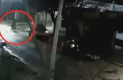 En Ezeiza, un BMW negro acechó a dos mujeres en plena madrugada: las cámaras captaron todo