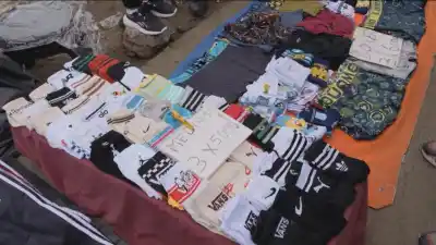 La Salada explota por el Mundial: los precios de camisetas y banderas que nadie esperaba
