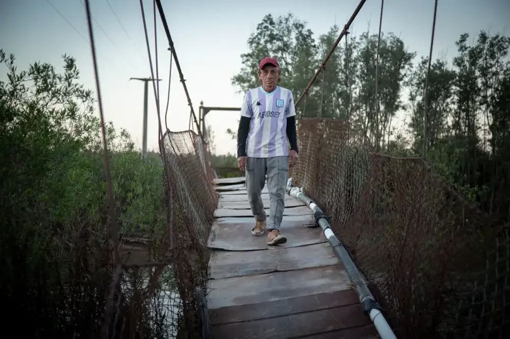 Tito Mario Nieva cruzando el puente colgante