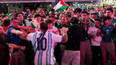 Caos en Times Square: hinchas argentinos y argelinos se enfrentan horas antes del debut mundialista