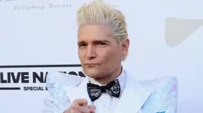 Emergencia en pleno vuelo: internaron de urgencia a Corey Feldman, estrella de Los Goonies