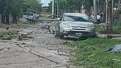 Un barrio de Las Talitas quedó a merced de cables con corriente tras el temporal y EDET no llegaba