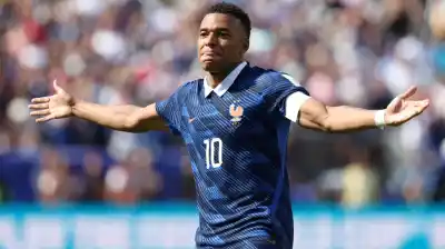 Mbappé explotó en el debut: doblete histórico y un gol que ya es viral