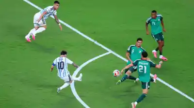 El momento que paralizó al mundo: Messi abrió el marcador ante Argelia con un golazo