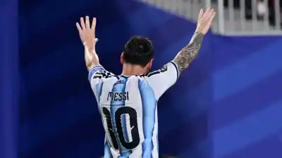 La ovación que paralizó el estadio: Messi se fue reemplazado tras un hat-trick histórico