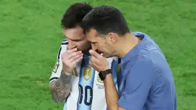 La imagen que emocionó a todos: Scaloni rompió en llanto tras la ovación a Messi