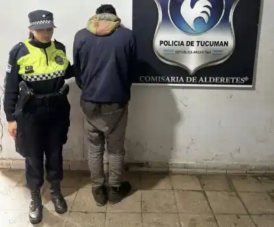 Vecinos de Alderetes se cansaron de los robos y atraparon a un ladrón con un inodoro robado