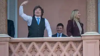 Milei junta a Karina, Caputo y todo el Gabinete en Rosario en plena tormenta por Adorni