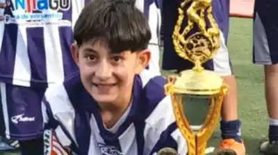 Jugaba al fútbol con amigos, recibió un pelotazo y minutos después murió: la tragedia que conmociona a Santiago del Estero