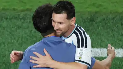El abrazo y la frase de Scaloni a Messi que emocionó a todos tras el hat-trick en el debut mundialista