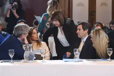 Crece el cerco contra Adorni en el Senado: aliados del Gobierno exigen su cabeza y amenazan con una moción de censura