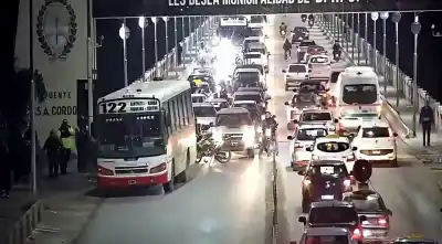 Falla mecánica provocó un principio de incendio en un colectivo sobre el puente Lucas Córdoba