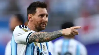 La foto que enterneció a todos: Messi y la hija de un rival argelino