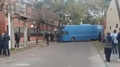 Choque insólito del micro que trasladaba a los acusados por la desaparición de Loan