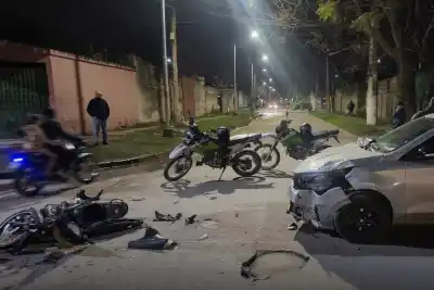 Conmoción en Concepción: chocaron una moto y un auto y dos jóvenes terminaron en el hospital