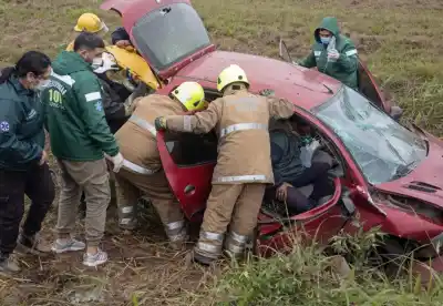 Pasó la noche atrapado en su auto destrozado en la autopista: el dramático rescate