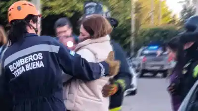 Desesperación en Yerba Buena: dos mellizos quedaron atrapados en un auto y los bomberos tuvieron que actuar