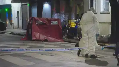 Un repartidor fue asesinado a puñaladas en San Cristóbal y la policía busca al agresor
