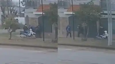 Volvía de la escuela y dos motochorros lo atacaron a golpes: la reacción que lo salvó
