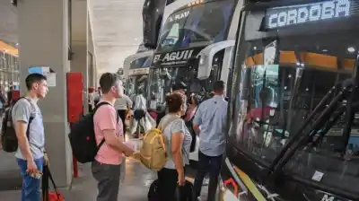 Atrasos en los pagos: el transporte del interior al borde del colapso y los usuarios, en vilo