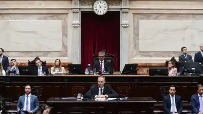 El silencio de los gobernadores: esperan una señal de la Rosada antes de decidir sobre Adorni