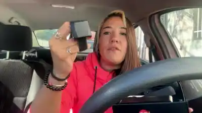 No se lo esperaban: tatuadora activó una trampa eléctrica y evitó que le robaran la moto