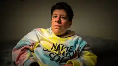 Fran, el artista de 35 años con parálisis cerebral que encontró en una asistente sexual la llave hacia su autonomía