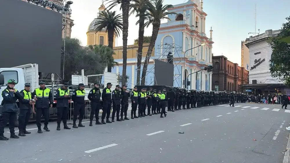 Policía despeja plaza