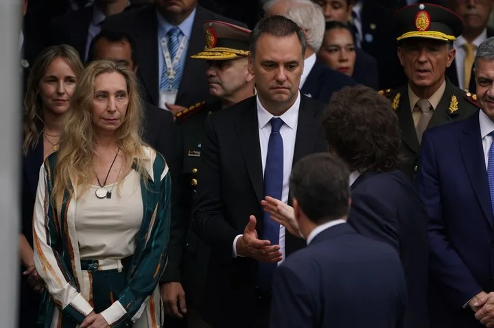 Acto conmemoración por los caídos en la guerra de Malvinas: Milei saluda a Manuel Adorni, junto Karina. Foto Juano Tesone.