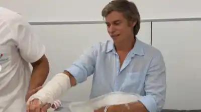 Se cayó surfeando y se fracturó la muñeca: el mensaje de Carlos Baute que sorprendió a todos