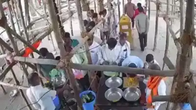 El techo cayó sobre ellos: el dramático video del derrumbe de un templo en India que dejó siete muertos