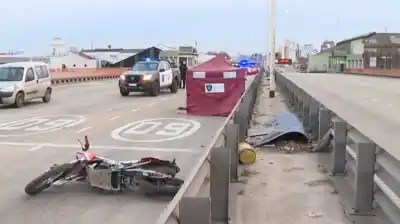 Murió tras un choque en el Puente Pueyrredón y buscan al conductor que escapó