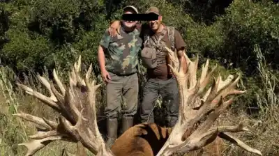 Pagó 40 mil dólares por cazar un ciervo y ahora la Justicia federal investiga una red de tráfico de fauna