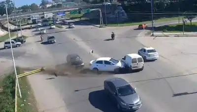 Un auto voló a toda velocidad y terminó contra un furgón: una nena de 4 años al hospital