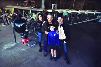 A sus 80 años, este tucumano está construyendo su propio avión: el momento del encendido se volvió viral