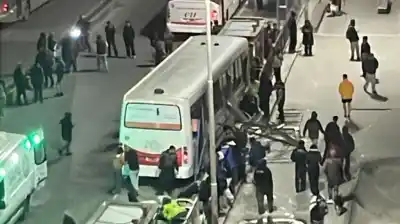 Colectivo terminó sobre la vereda en Mar del Plata: lo que se sabe del accidente que dejó heridos