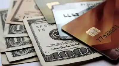 Cotizaciones del lunes: ¿cuánto cerraron el dólar oficial y el dólar tarjeta banco por banco?