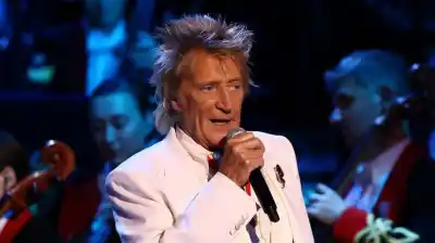 Rod Stewart sufrió un susto en pleno show: pidió oxígeno y se sentó en el escenario