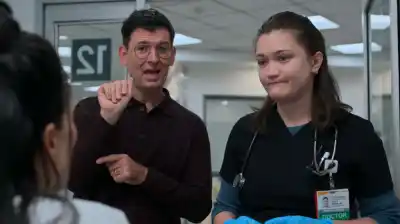 Actor de “The Pitt” revela su lucha contra el cáncer y muestra la cicatriz que le dejó la cirugía