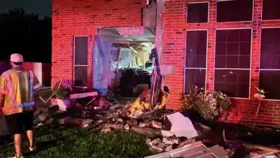 Un Tesla se estrelló contra una casa en Texas y mató a una mujer de 76 años: el conductor dice que el piloto automático estaba activado