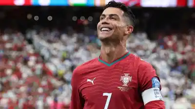 Con un doblete histórico, Cristiano Ronaldo destronó a una leyenda y rompió un récord mundial
